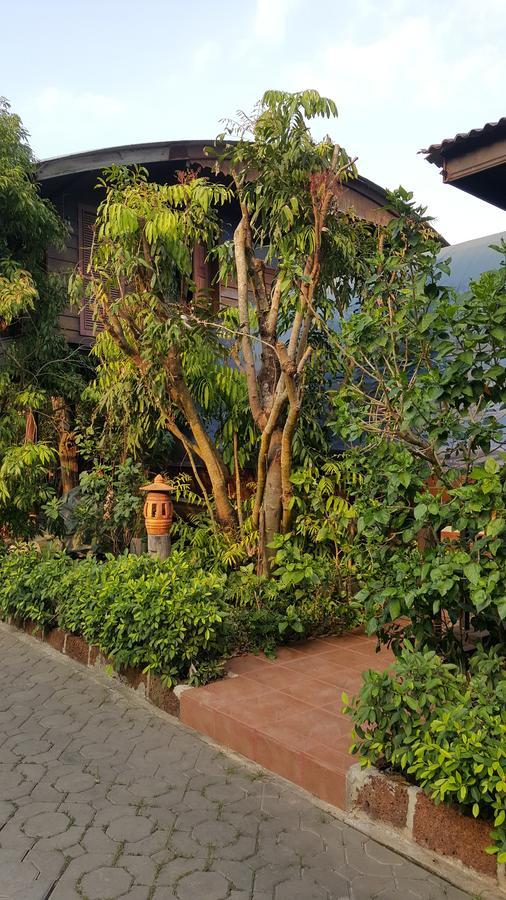 אמפווה Ruean Mai Chai Khlong מראה חיצוני תמונה