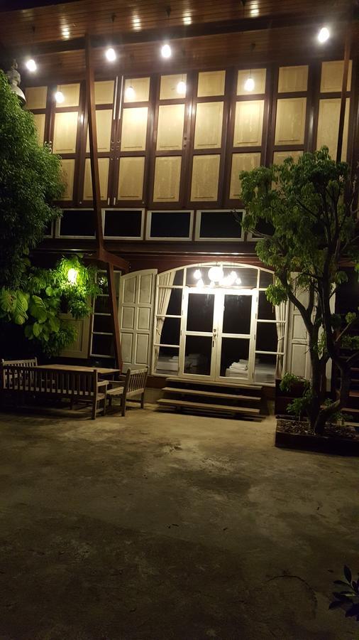 אמפווה Ruean Mai Chai Khlong מראה חיצוני תמונה