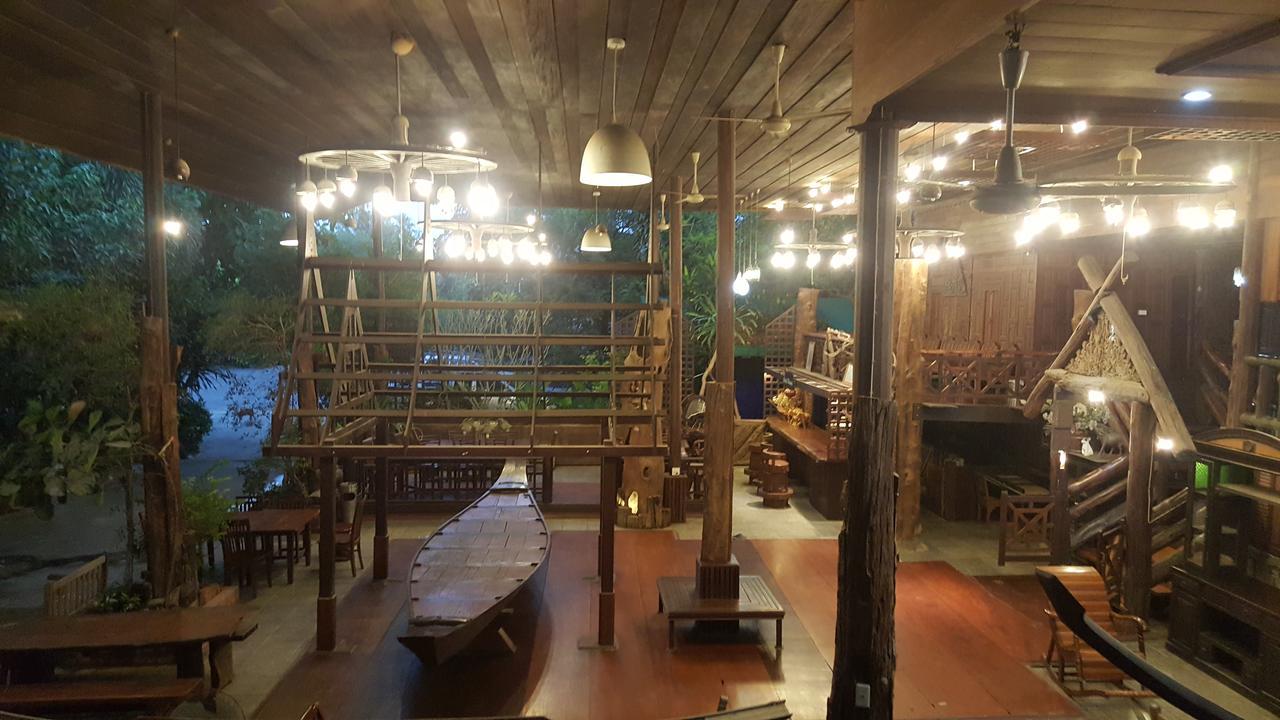 אמפווה Ruean Mai Chai Khlong מראה חיצוני תמונה
